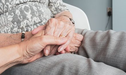 4 formas de mantener felices a nuestros ancianos en la residencia
